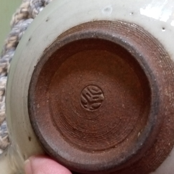 Gorgeous pottery bowl - has pottery mark - Picture 4 of 5
